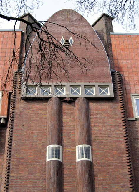 Een van de paraboolvormige trappenhuizen.
              <br/>
              Gert-Jan Lobbes, 2012